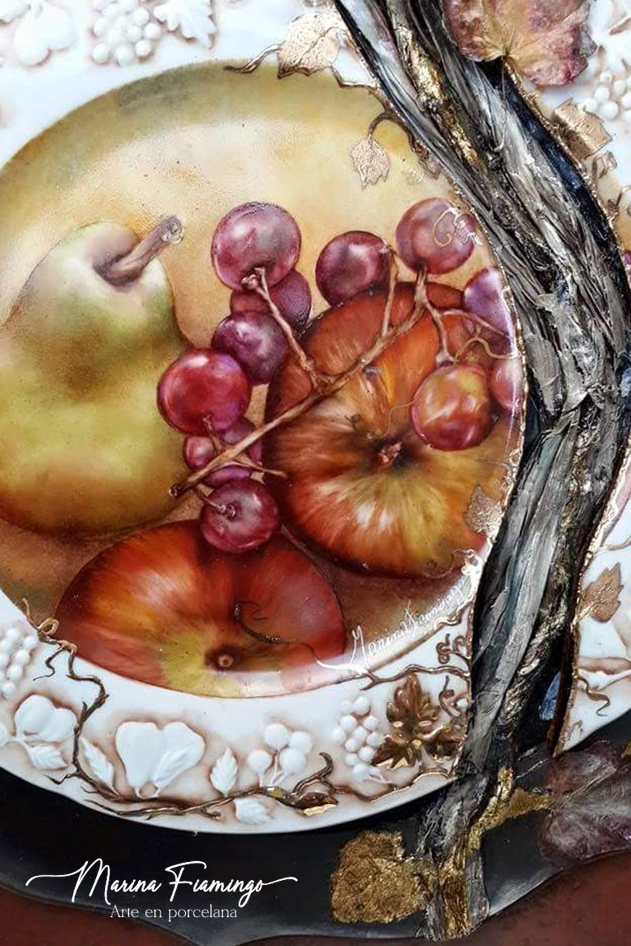 Obra de arte en porcelana fracturada con técnica de óleo en mole y detalles en oro titulada La Fuerza de la Naturaleza por Marina Fiamingo.
