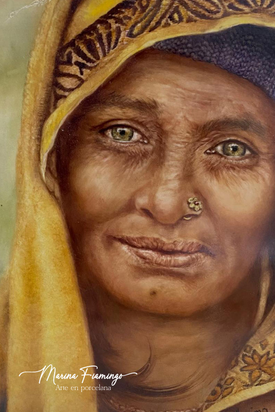 Retrato realista de mujer pintado a mano alzada con técnica de óleo en mole sobre porcelana, realizado por Marina Fiamingo en seminario con Mónica Conde.